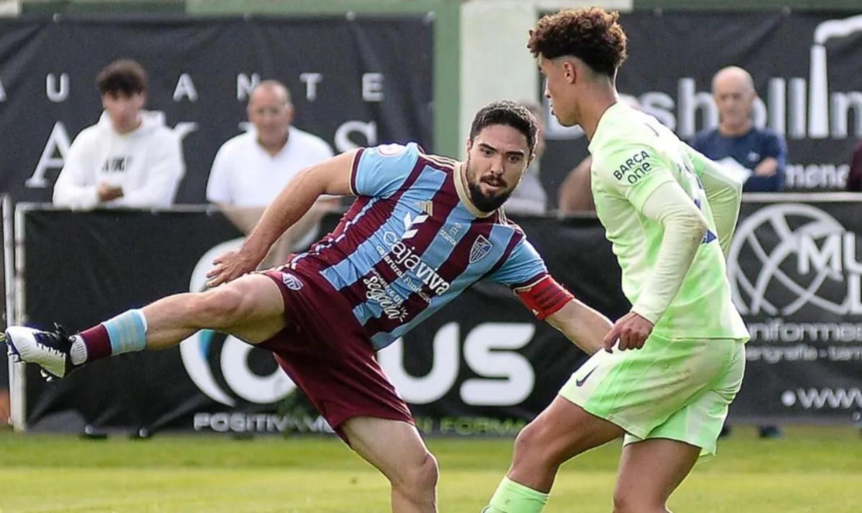 Noah Darvich encara a Chupo en el Barça B-Gimnástica Segoviana