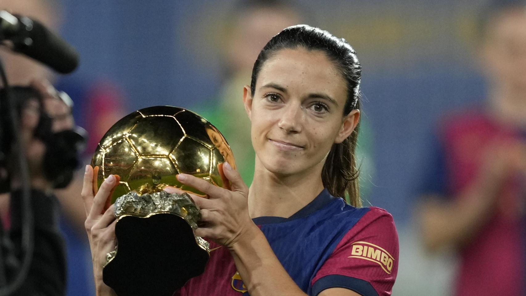 Aitana Bonmatí ofrece el Balón de Oro en el Estadi Johan Cruyff