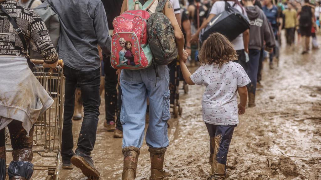 Varias personas limpian los estragos ocasionados por la DANA, a 1 de noviembre de 2024, en Paiporta, Valencia