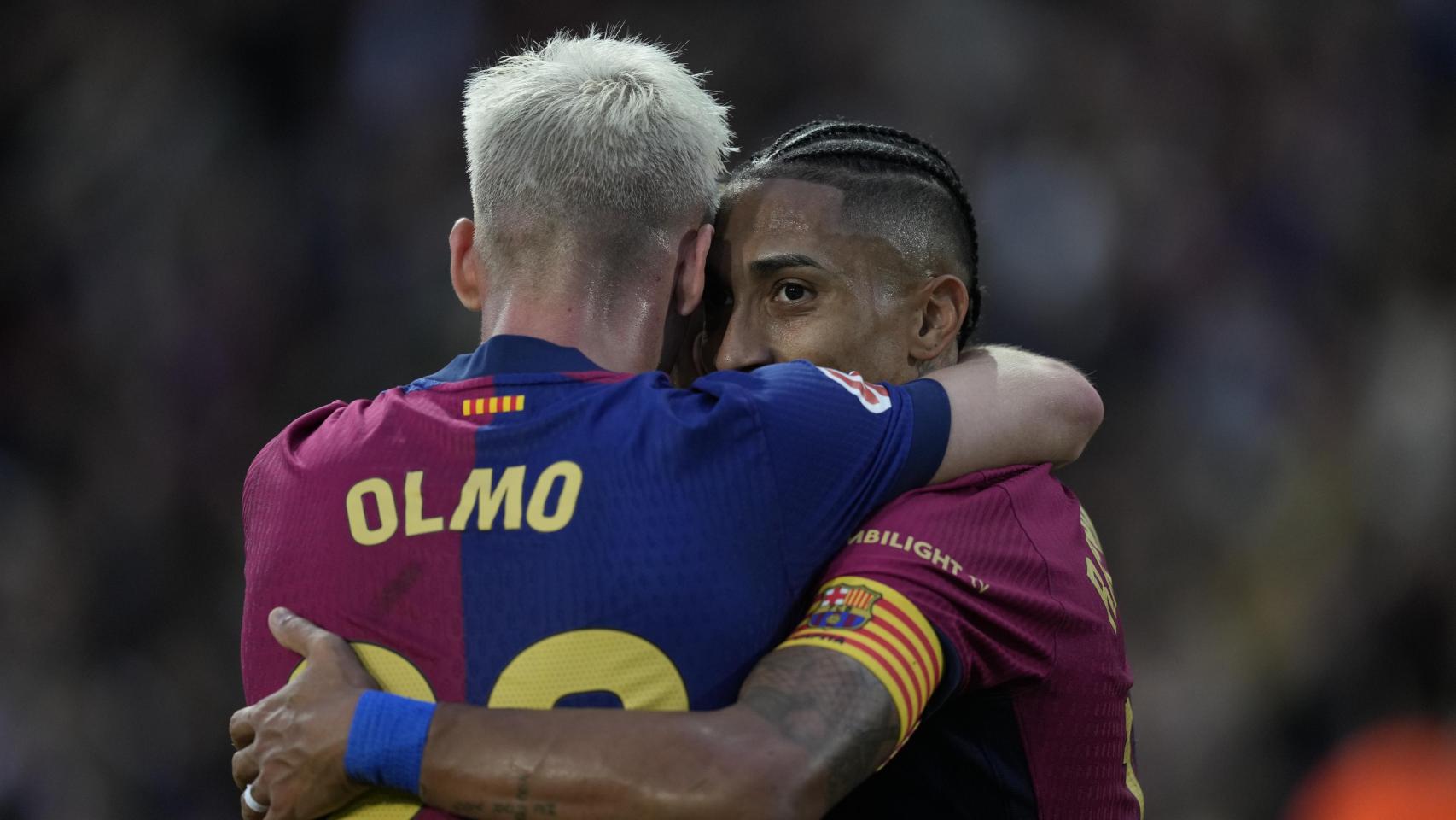 Raphinha y Dani Olmo se abrazan tras un gol contra el Espanyol