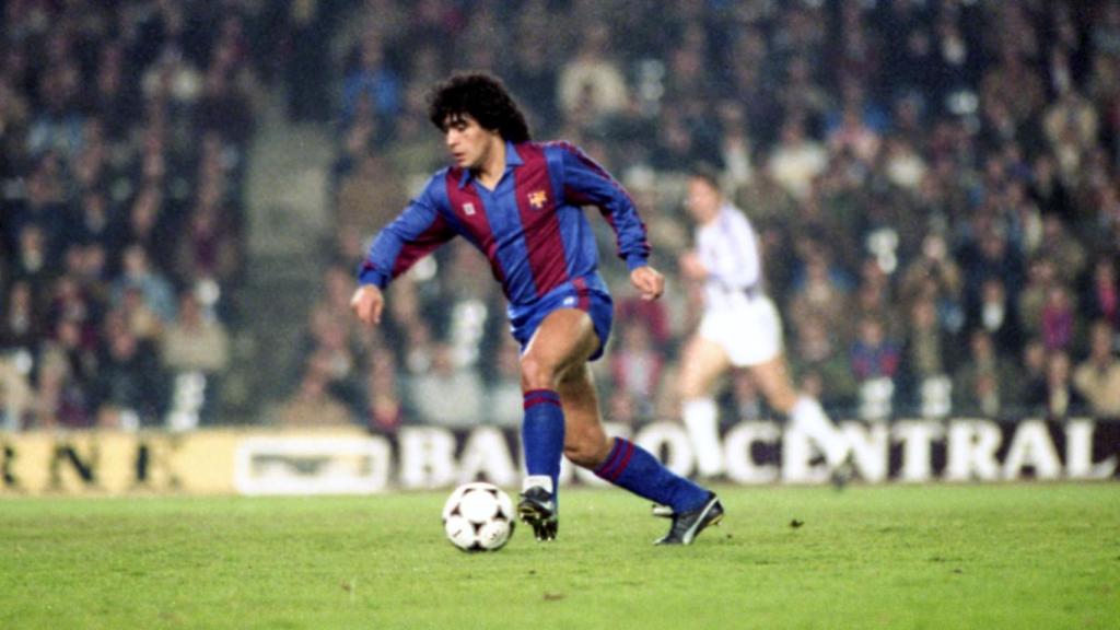 Diego Armando Maradona, en un partido con el Barça