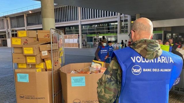 Un voluntario del Banc d'Aliments en una imagen de archivo