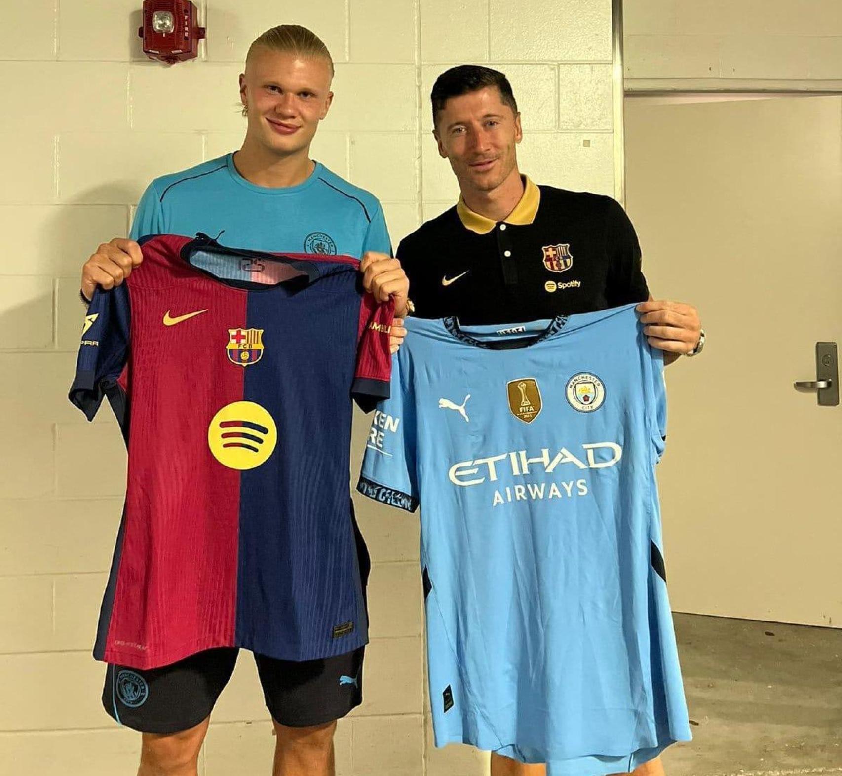 Haaland y Lewandowski intercambian las camisetas del Barça y el Manchester City