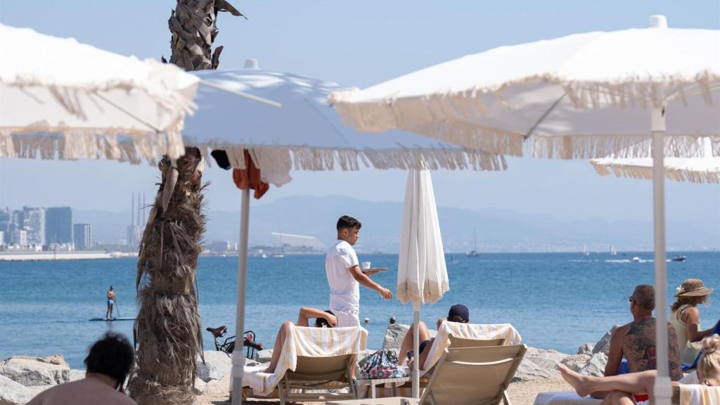 Turistes en les immediacions d'un hotel