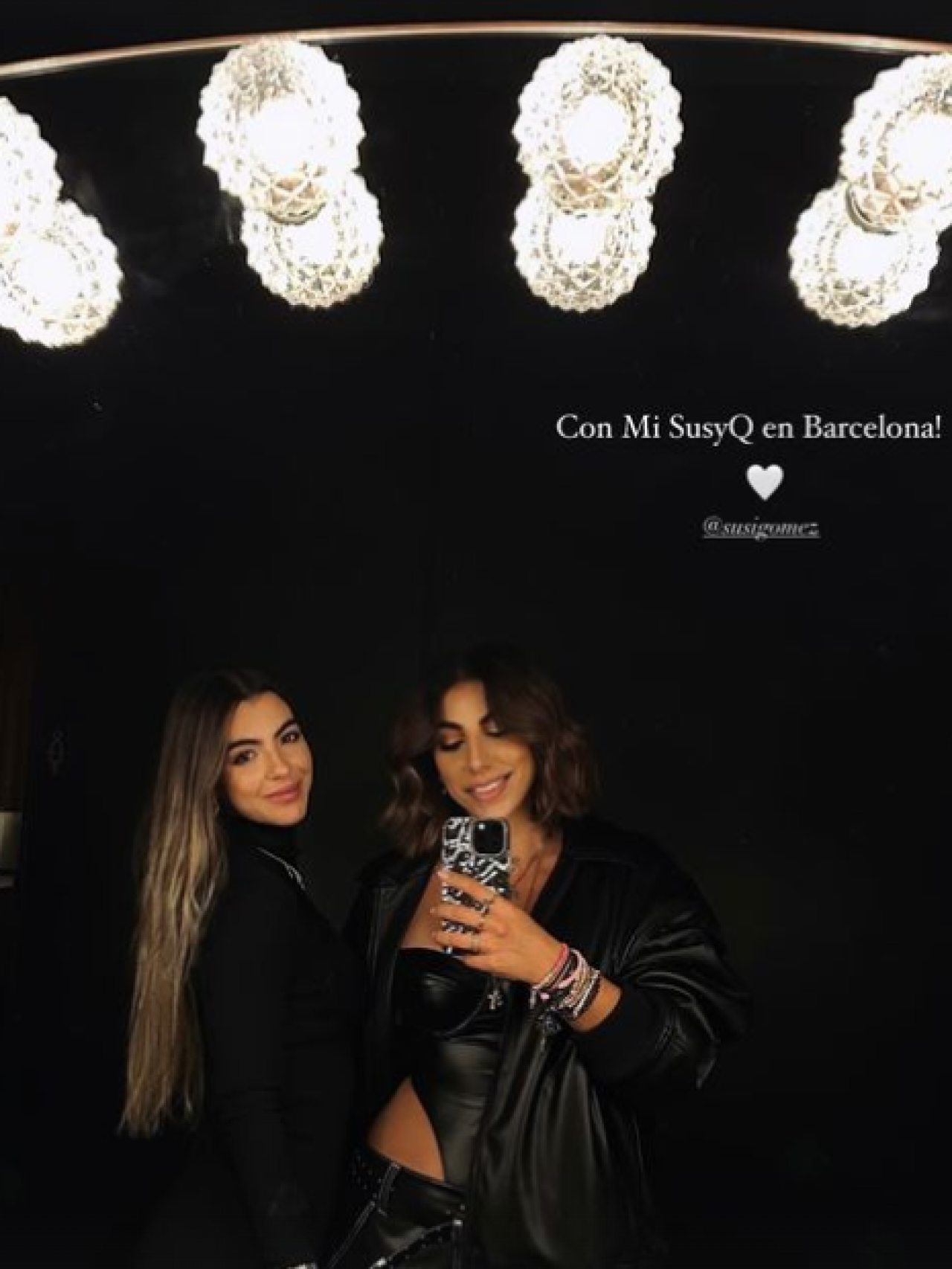 La representant de Maluma, Clara Pablo (d), juntament amb Susana Gómez, la nòvia de l'artista (i) a Barcelona