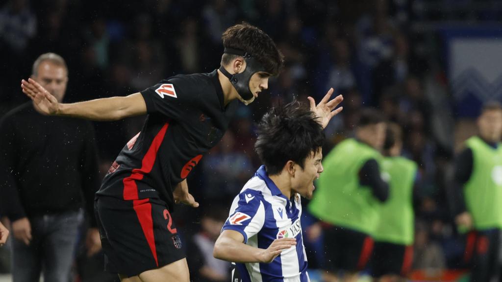 Pau Cubarsí, con máscara, defiende a Take Kubo en el Real Sociedad-Barça