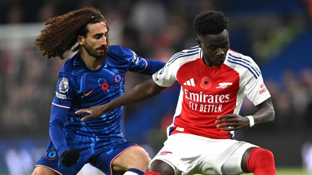 Cucurella presiona a saka, en el Chelsea-Arsenal