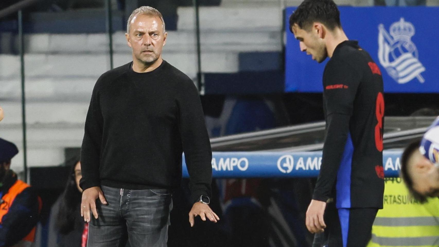 Hansi Flick da indicaciones a Pedri en el Real Sociedad-Barça