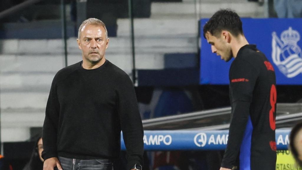 Hansi Flick da indicaciones a Pedri en el Real Sociedad-Barça
