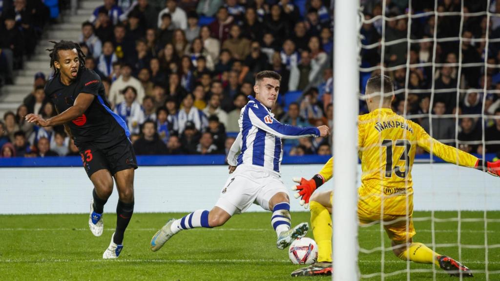 Iñaki Peña repele un tiro de Ander Barrenetxea, perseguido por Jules Koundé en el Real Sociedad-Barça