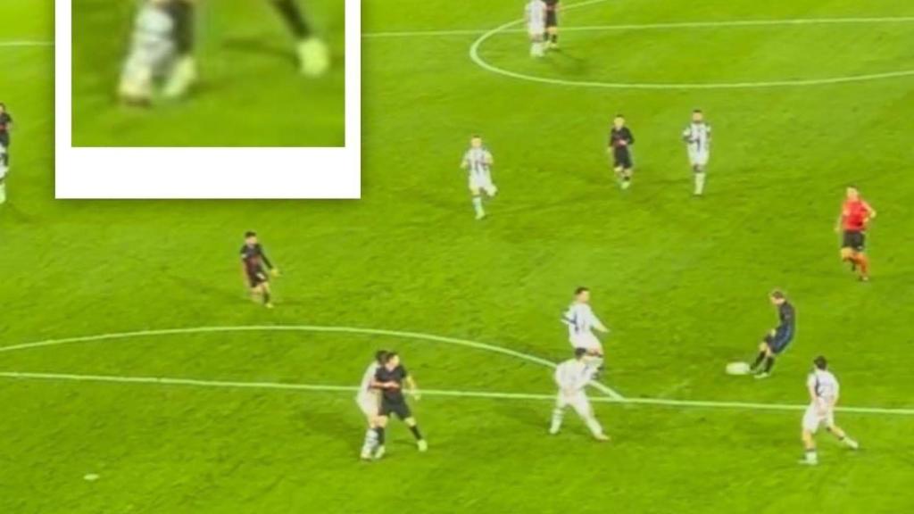 Imangen desde la grada que demuestra que la bota de Lewandowski está por detrás de la de Aguerd