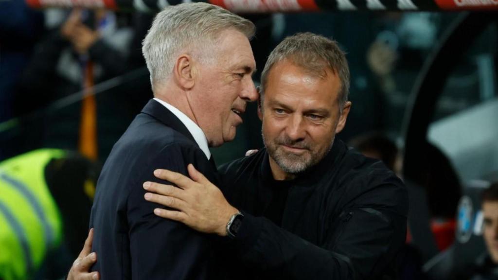 El saludo de Carlo Ancelotti y Hansi Flick en el clásico entre Barça y Real Madrid