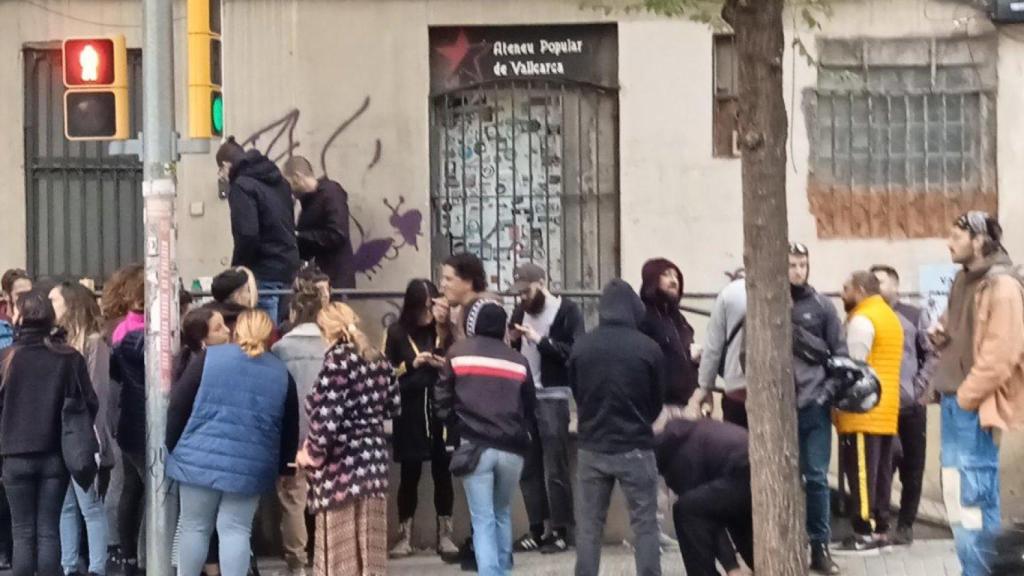 Veïns de Vallcarca es concentren per impedir el desallotjament de l'Ateneu Popular al novembre de 2024