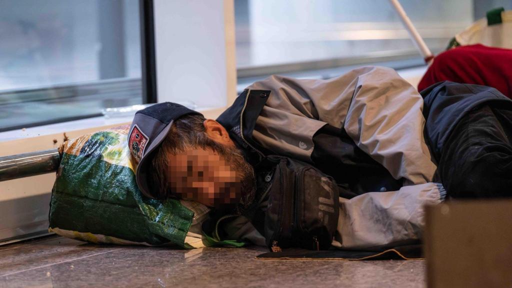 Persones sense llar es refugien a l'aeroport de Barcelona