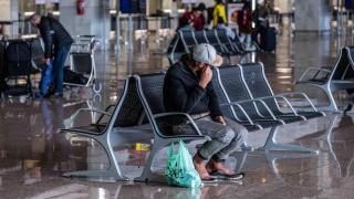 Personas sin hogar se refugian en el aeropuerto de Barcelona