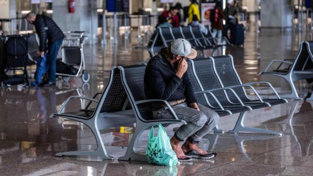 Personas sin hogar se refugian en el aeropuerto de Barcelona