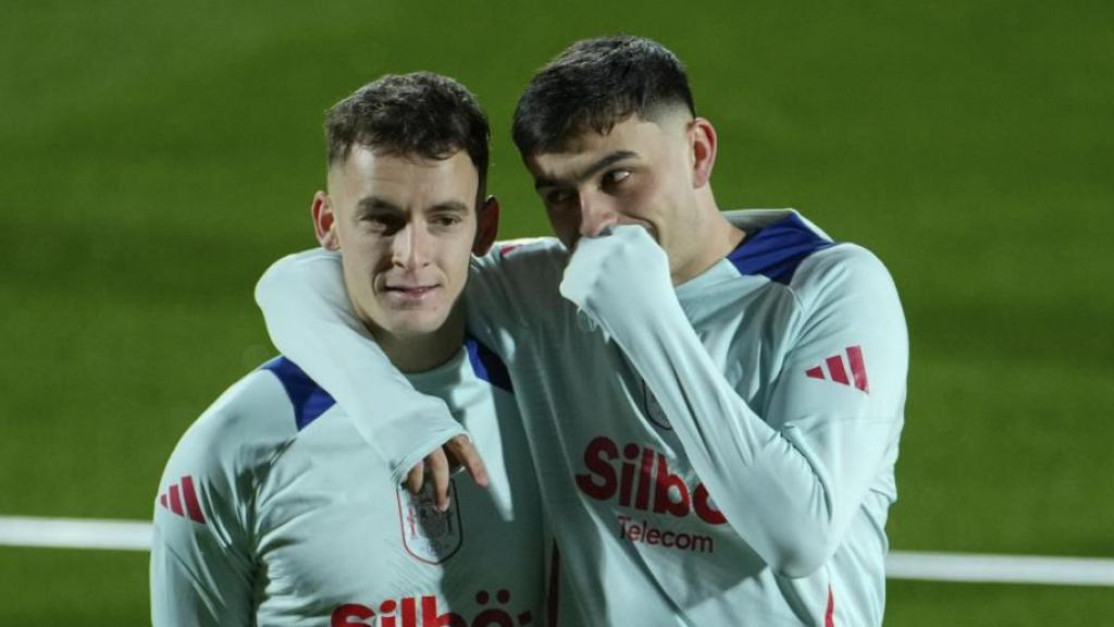Marc Casadó, junto a Pedri, en el entrenamiento de la selección española