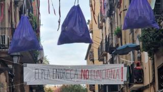 Bolsas de basura colgando en las calles del Raval como muestra de protesta por la suciedad del barrio