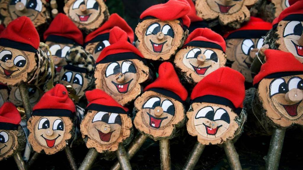 Diverses figures del Tió, una tradició nadalenca catalana