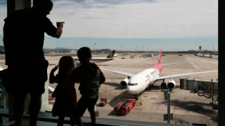 Un pasajero con sus hijos en el Aeropuerto Josep Tarradellas Barcelona-El Prat
