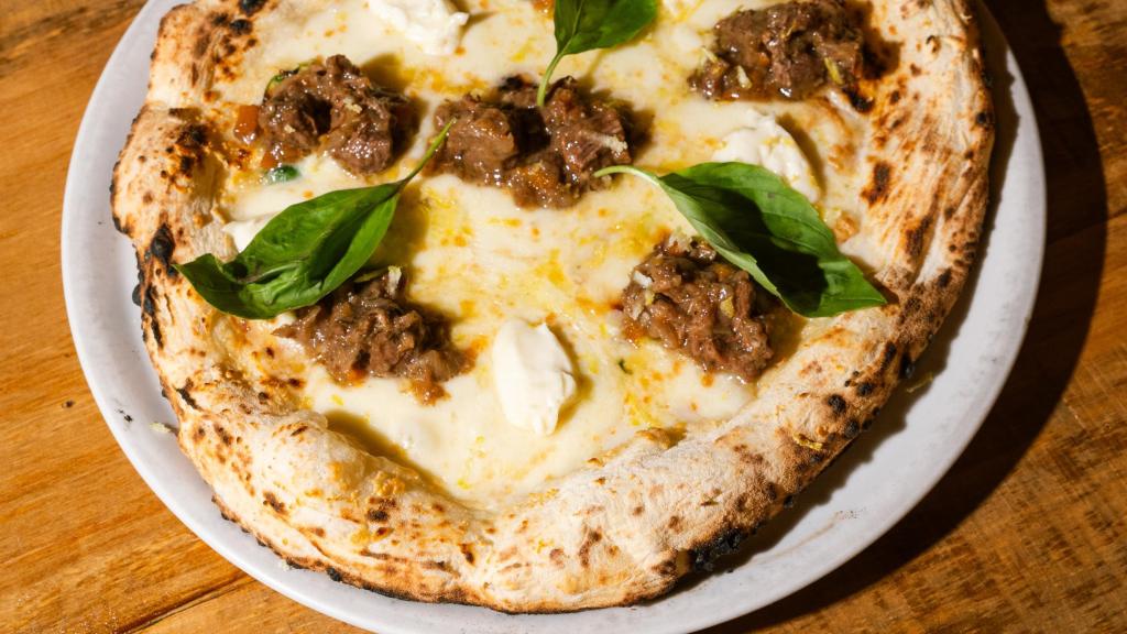 Pizza de Madre Lievito, el restaurante italiano que cumple 10 años en Barcelona