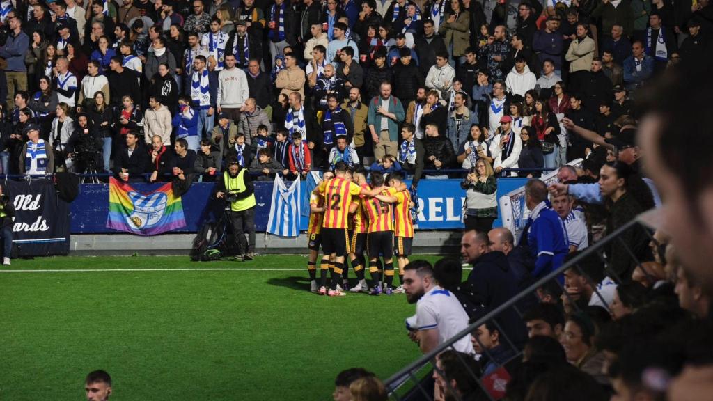 Jugadors del Sant Andreu celebrant un gol durant el derbi contra el CE Europa a Barcelona