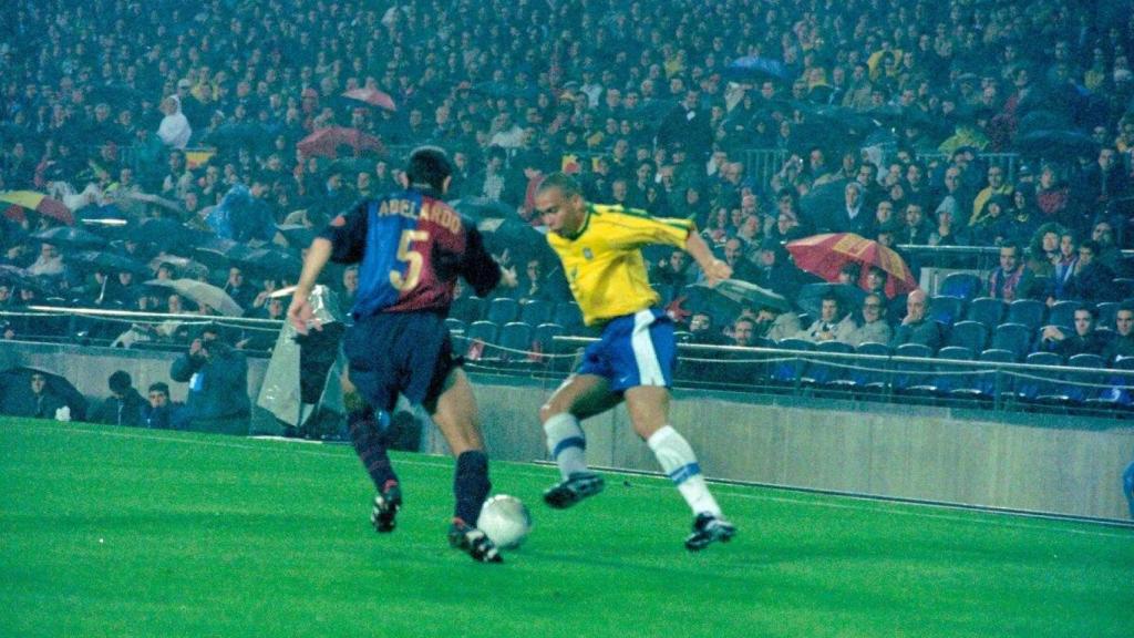 Cocu presiona a Ronaldo en el Barça-Brasil del centenario del club