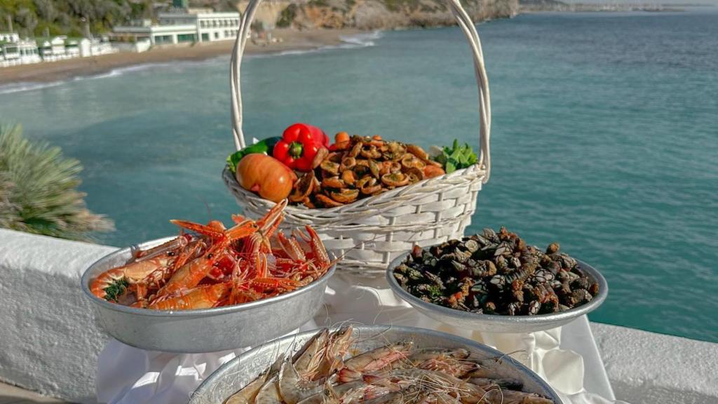 Varios entrantes de marisco servidos en la Cúpula Garraf