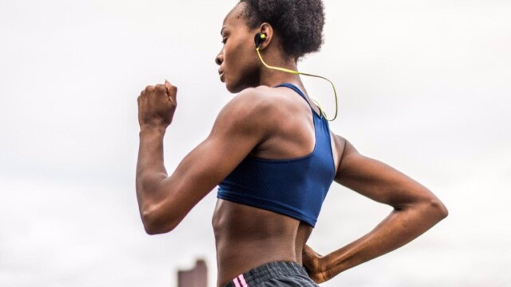 Una mujer practicando deporte al aire libre