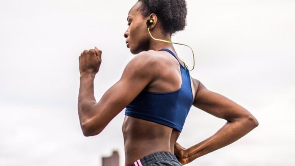 Una mujer practicando deporte al aire libre