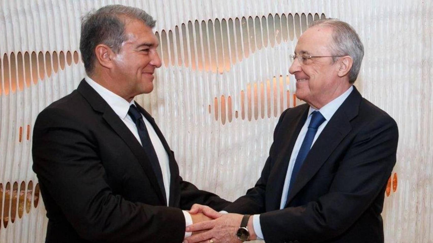 El apretón de manos entre Laporta y Florentino Pérez, presidentes de Barça y Real Madrid