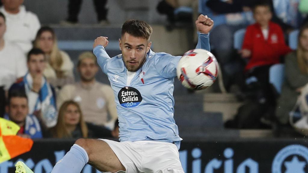 Òscar Mingueza pone un centro delante de Gerard Martín en el Celta-Barça