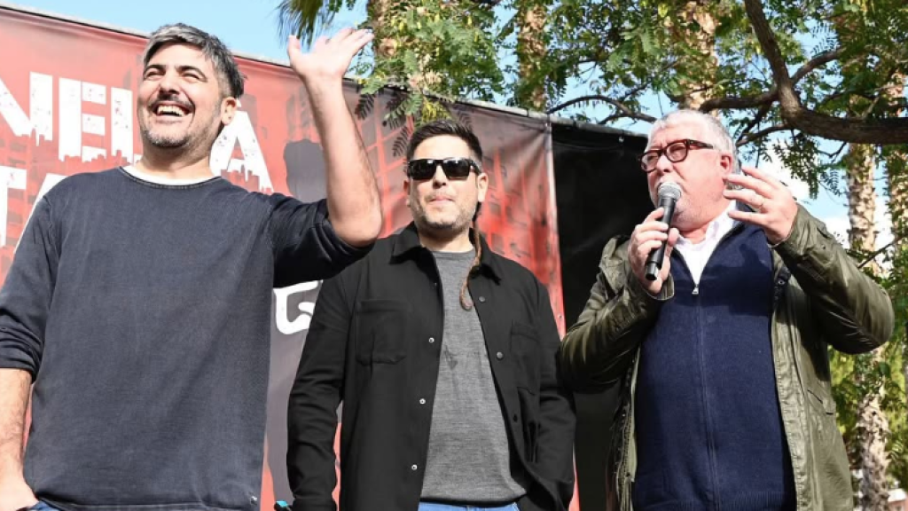 Els germans David Muñoz i José Muñoz, components del grup musical Estopa, juntament amb Antonio Balmón, alcalde de Cornellà