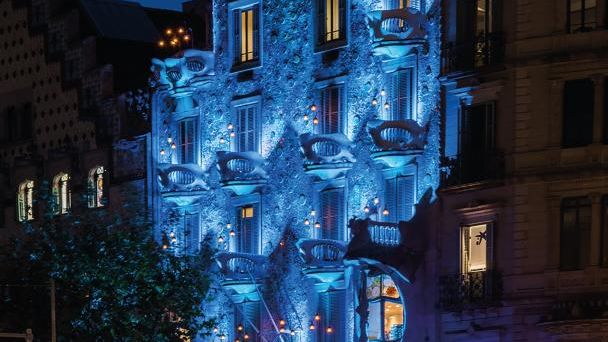La Casa Batlló iluminada por el espectáculo de luces de Navidad