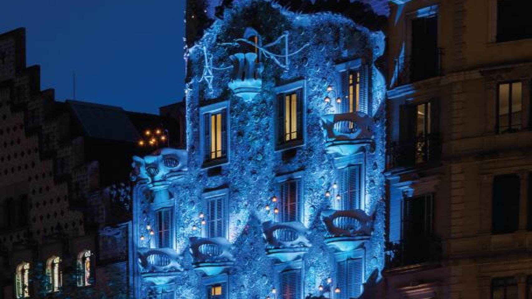 La Casa Batlló iluminada durante el espectáculo de luces de Navidad