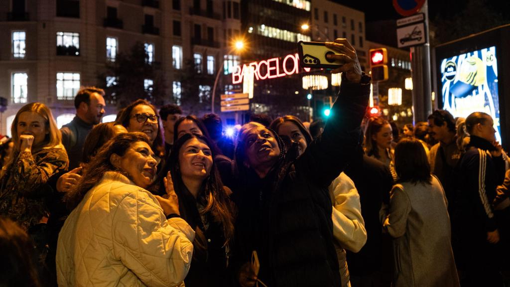 Gente haciéndose fotos con las luces de Navidad de Barcelona
