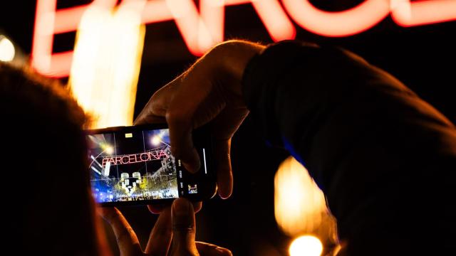 Una persona captura con el móvil las luces de Navidad de Gran Via el año pasado