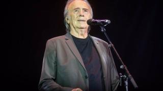 Serrat durante el concierto de Barcelona en solidaridad con Valencia