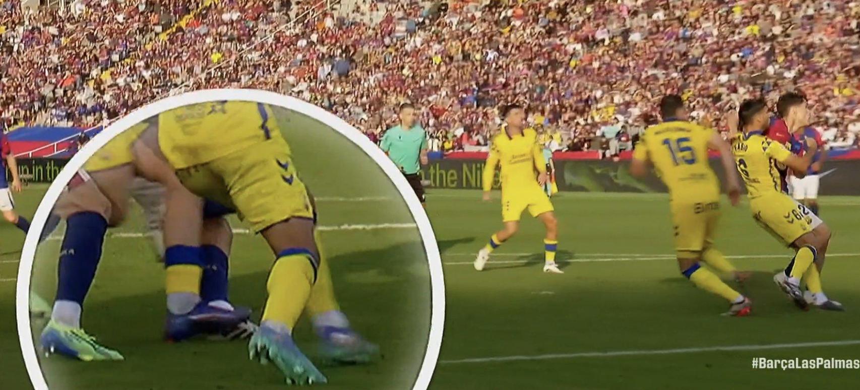 El pisotón de Mika Mármol sobre la bota derecha de Pau Cubarsí en el Barça-Las Palmas