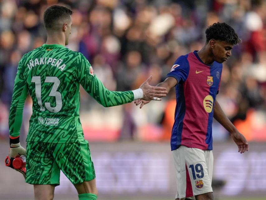 Lamine Yamal choca la mano con Iñaki Peña en el Barça-Las Palmas