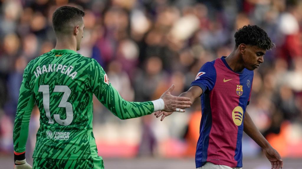 Lamine Yamal choca la mano con Iñaki Peña en el Barça-Las Palmas
