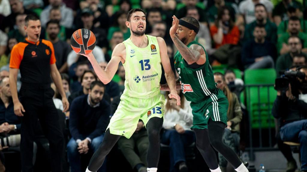 Satoransky comanda una jugada del Barça de basket contra el Panathinaikos