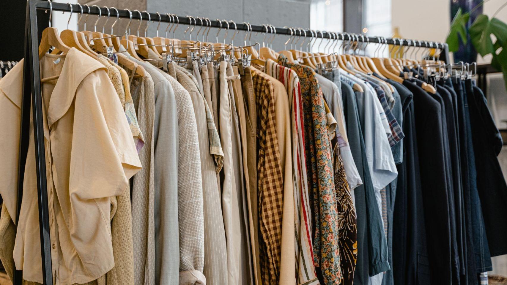 Perchero con ropa en un comercio