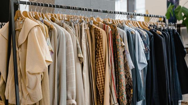 Perchero con ropa en un comercio