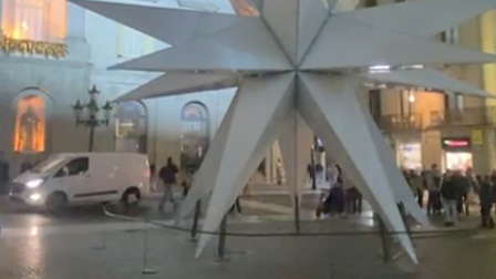 Fracaso inicial con el encendido de la estrella de Navidad de plaza Sant Jaume de Barcelona