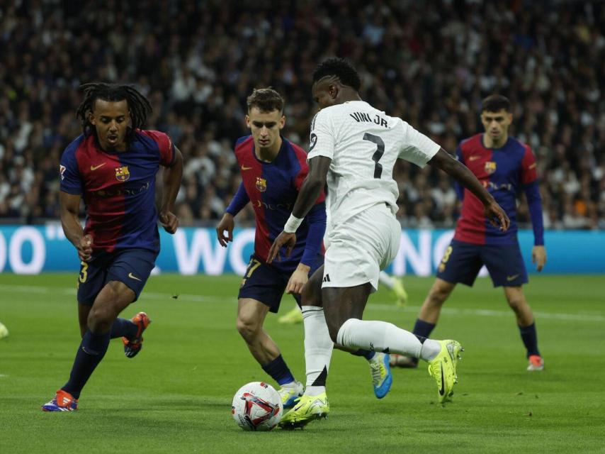Vinicius encara a Koundé en el clásico del Bernabéu