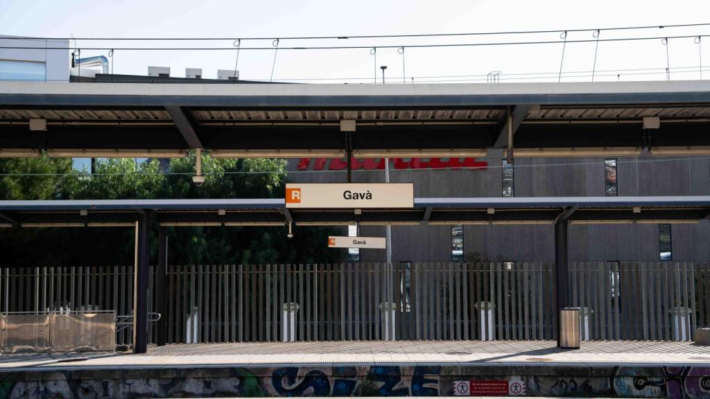 Andana de l'estació de tren de Gavá, de fons la zona industrial