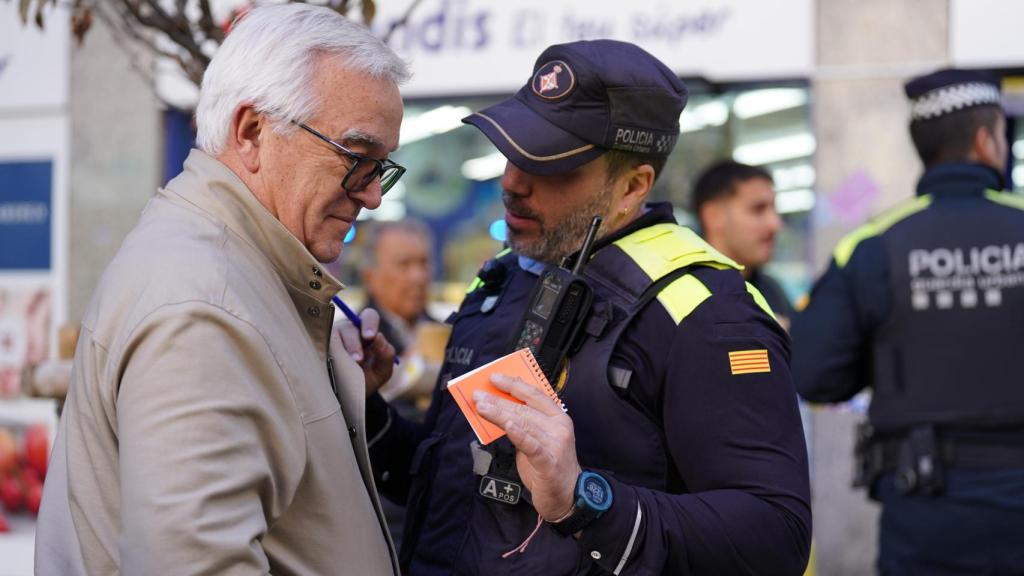 Un agent de la Guardia Urbana de Barcelona amb un senyor gran