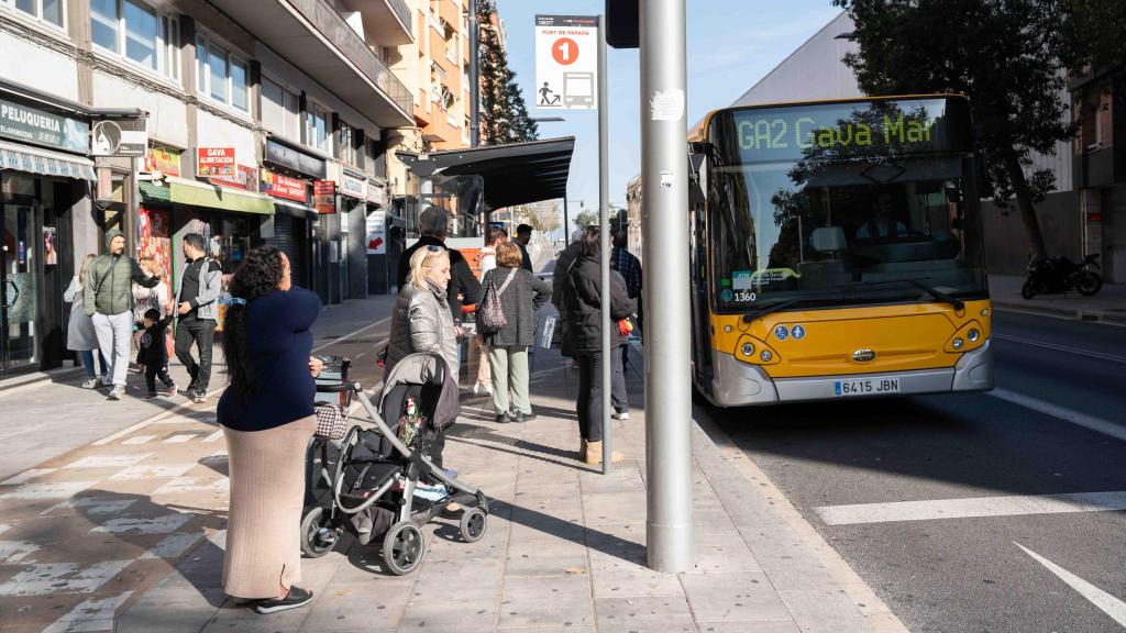 Vecinos de Gavà esperando el autobús