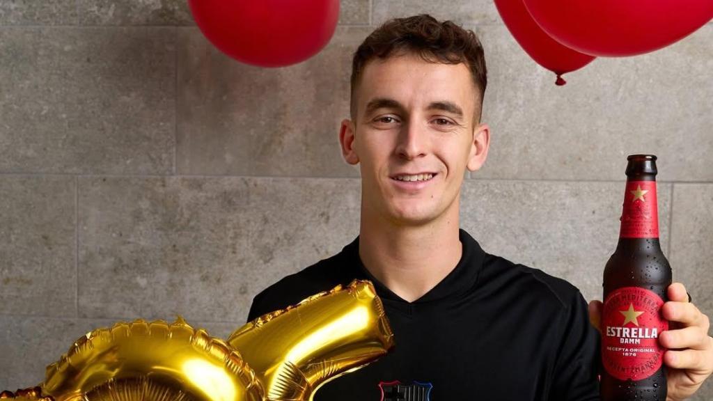 Marc Casadó celebra el 125 aniversario del Barça con Estrella Damm